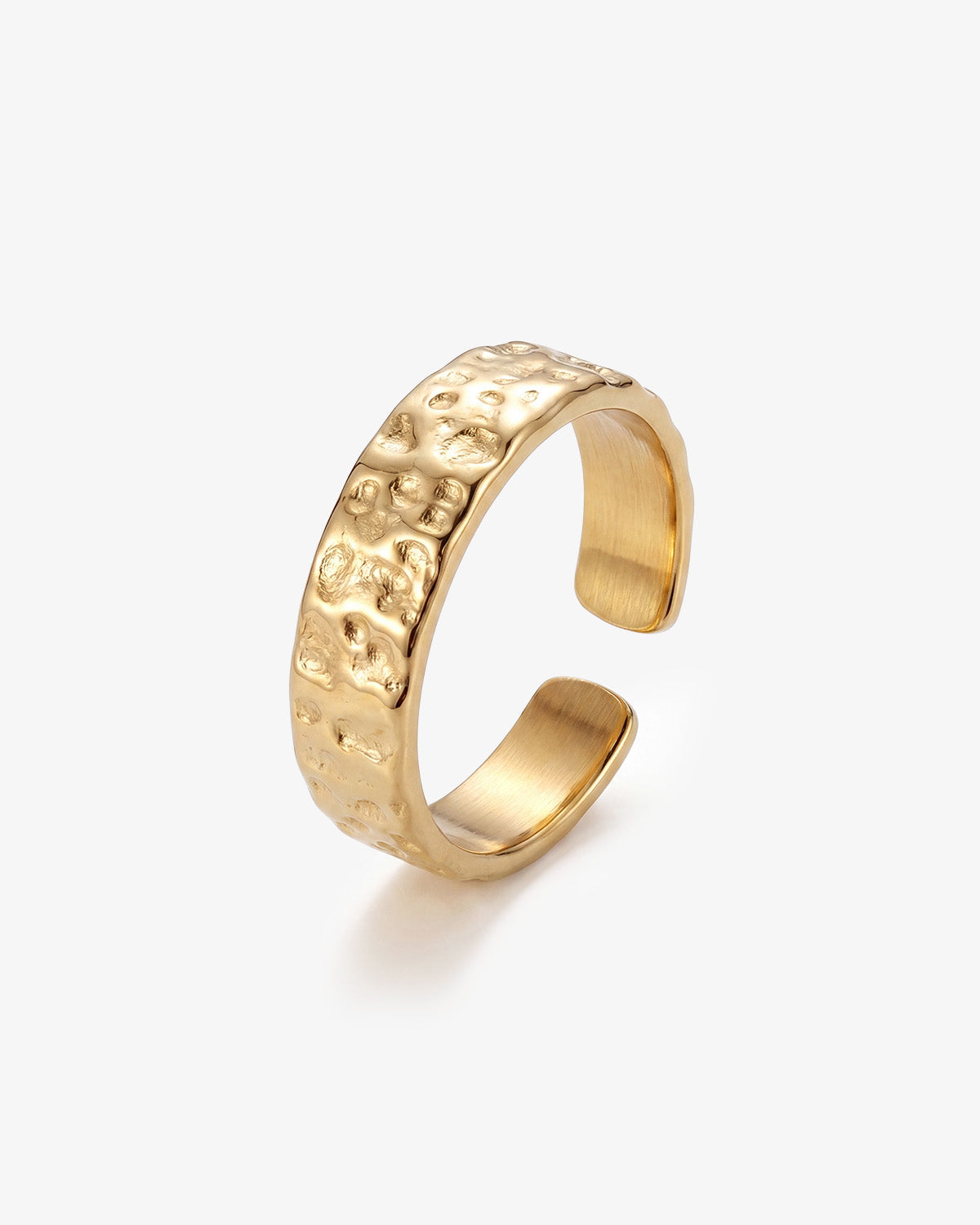 Anillo dorado martillado de 6 mm con superficie texturizada en el dedo de un hombre.