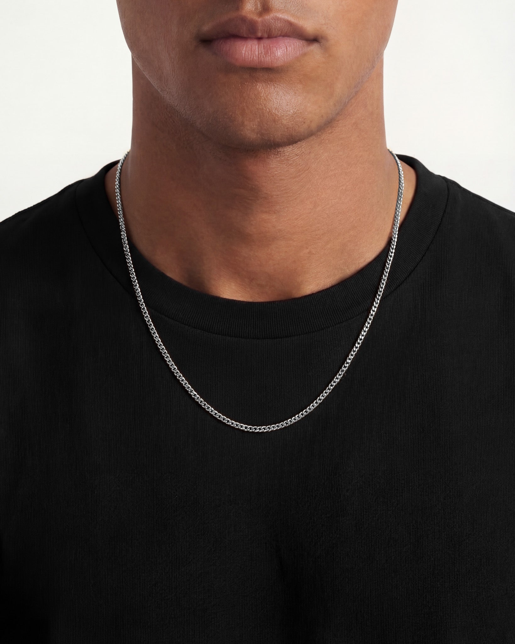 Person wearing KUBU Silver Chain 3 mm minimalist Cuban link necklace around the neck