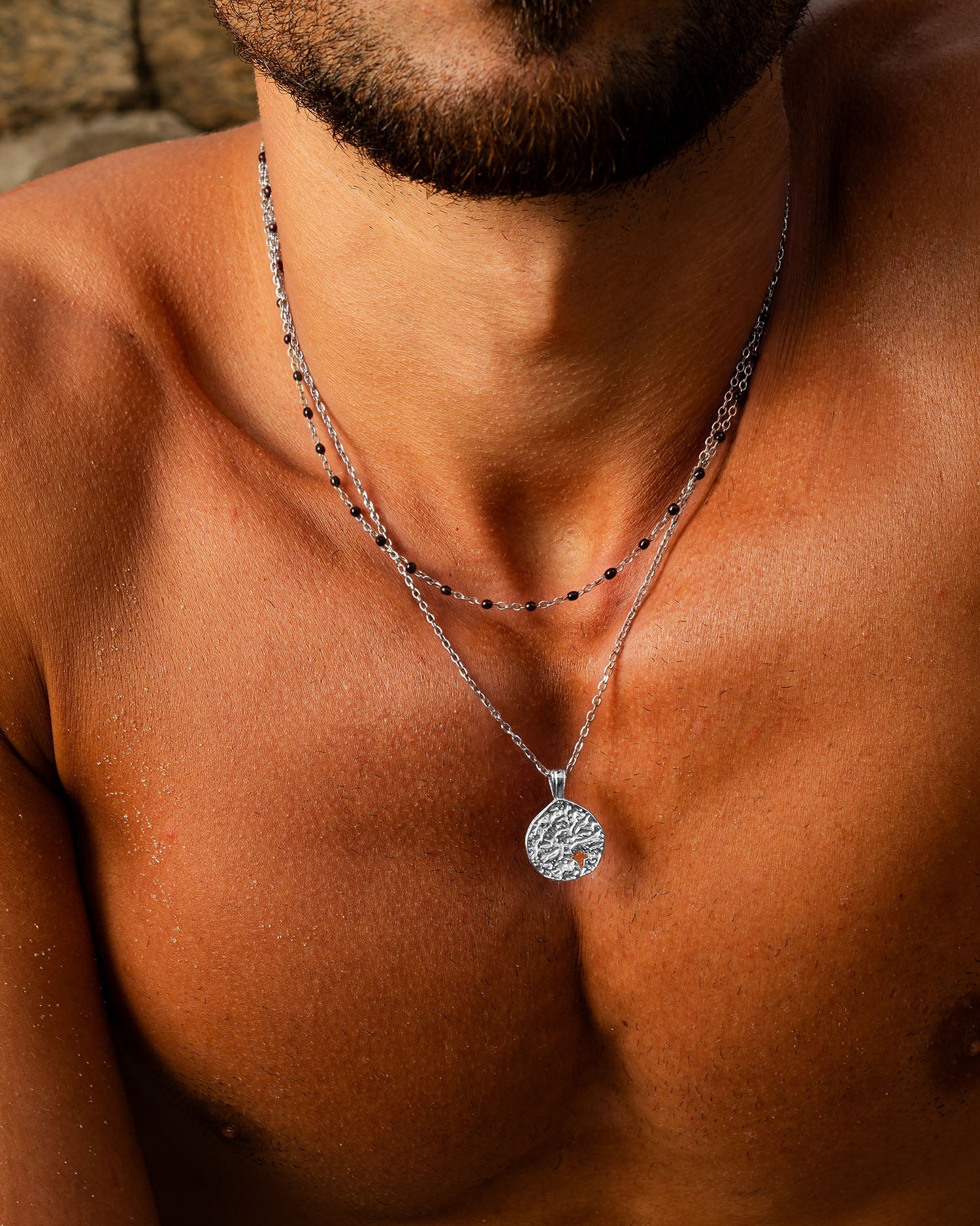 Collar de cadena de plata con cuentas negras pequeñas y colgante redondo