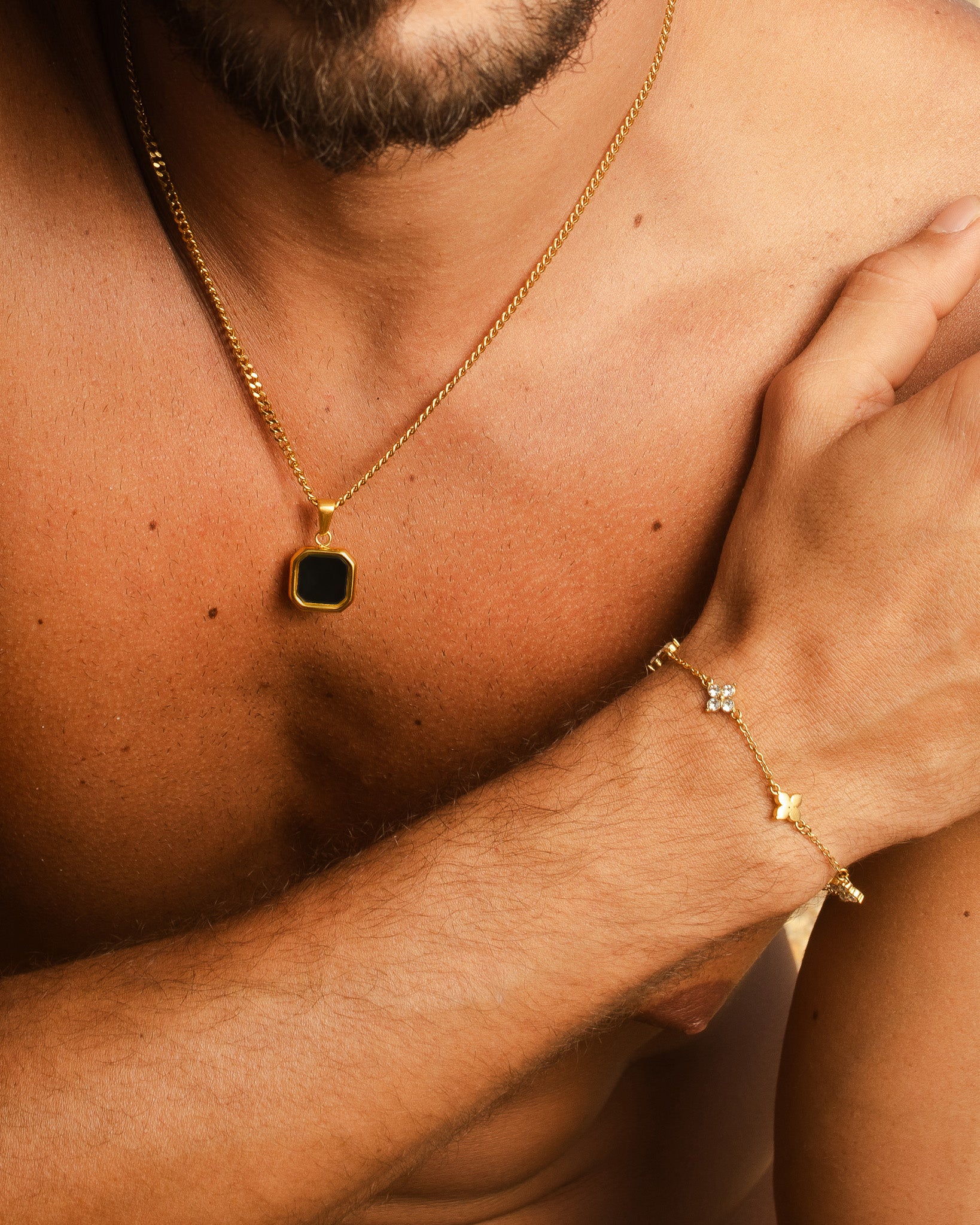 Collar dorado Nova con colgante cuadrado de ónix negro sobre el pecho