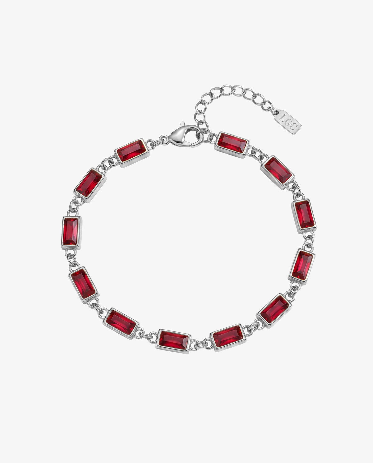 Pulsera OMEN de plata con piedras rectangulares rojas a lo largo de la cadena sobre fondo blanco