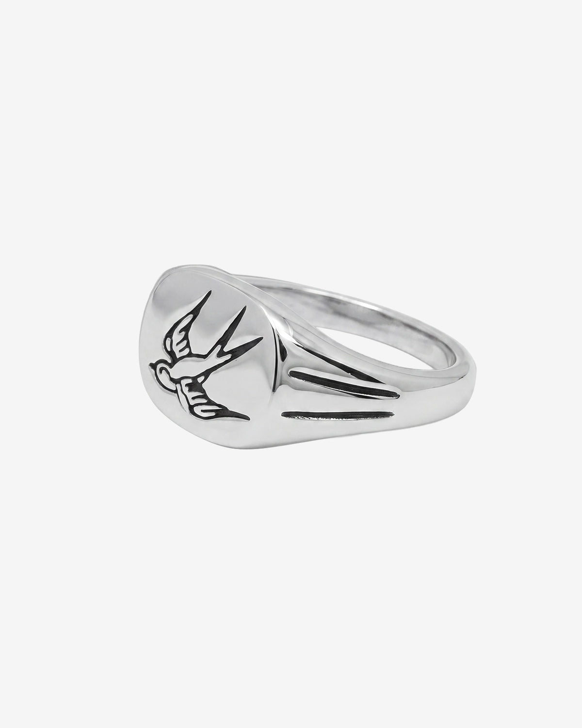 Anillo de plata con una golondrina en vuelo grabada en la parte superior redondeada