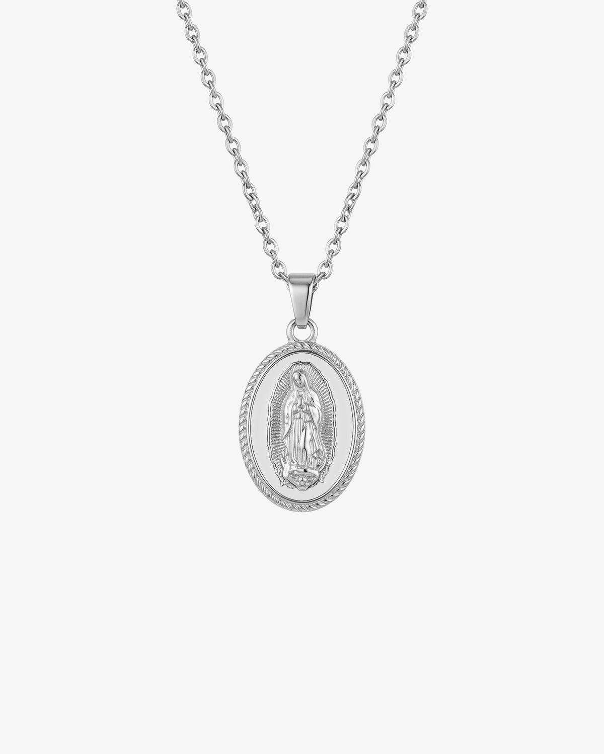 Collar de cadena plateada con colgante ovalado de la Virgen sobre esmalte blanco.