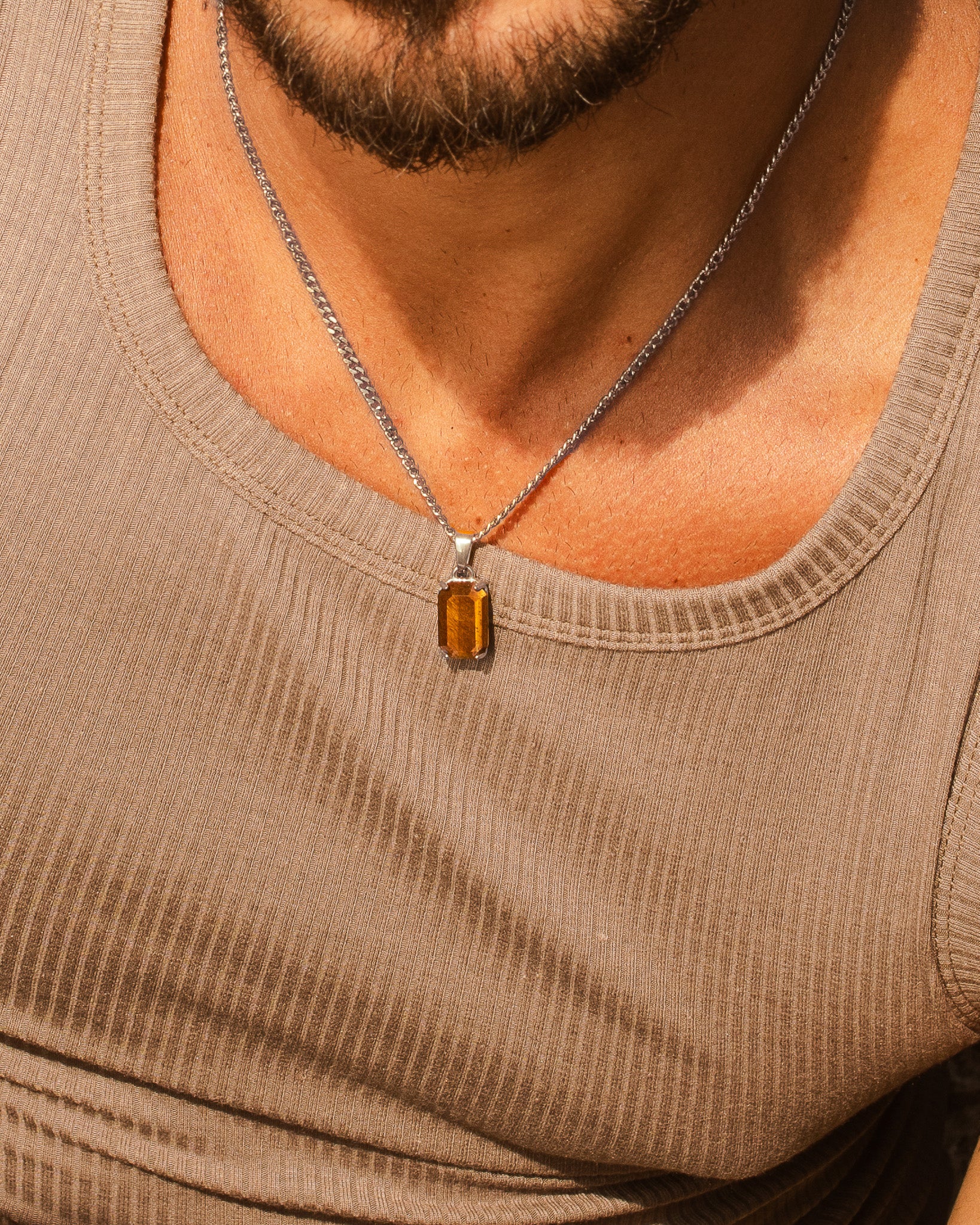 Collar plateado VOLT con anilla plateada y colgante rectangular de gema naranja