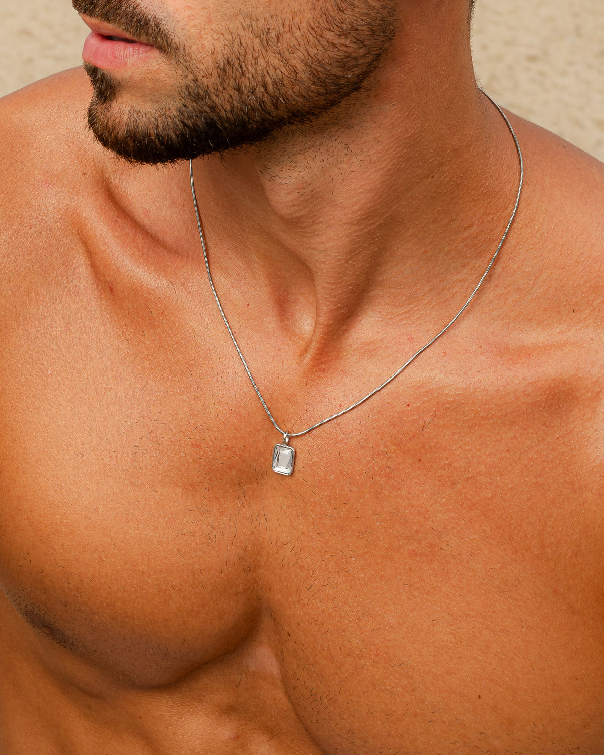 Collar SOLSTICE de plata con colgante rectangular de cristal sobre cadena fina de plata.