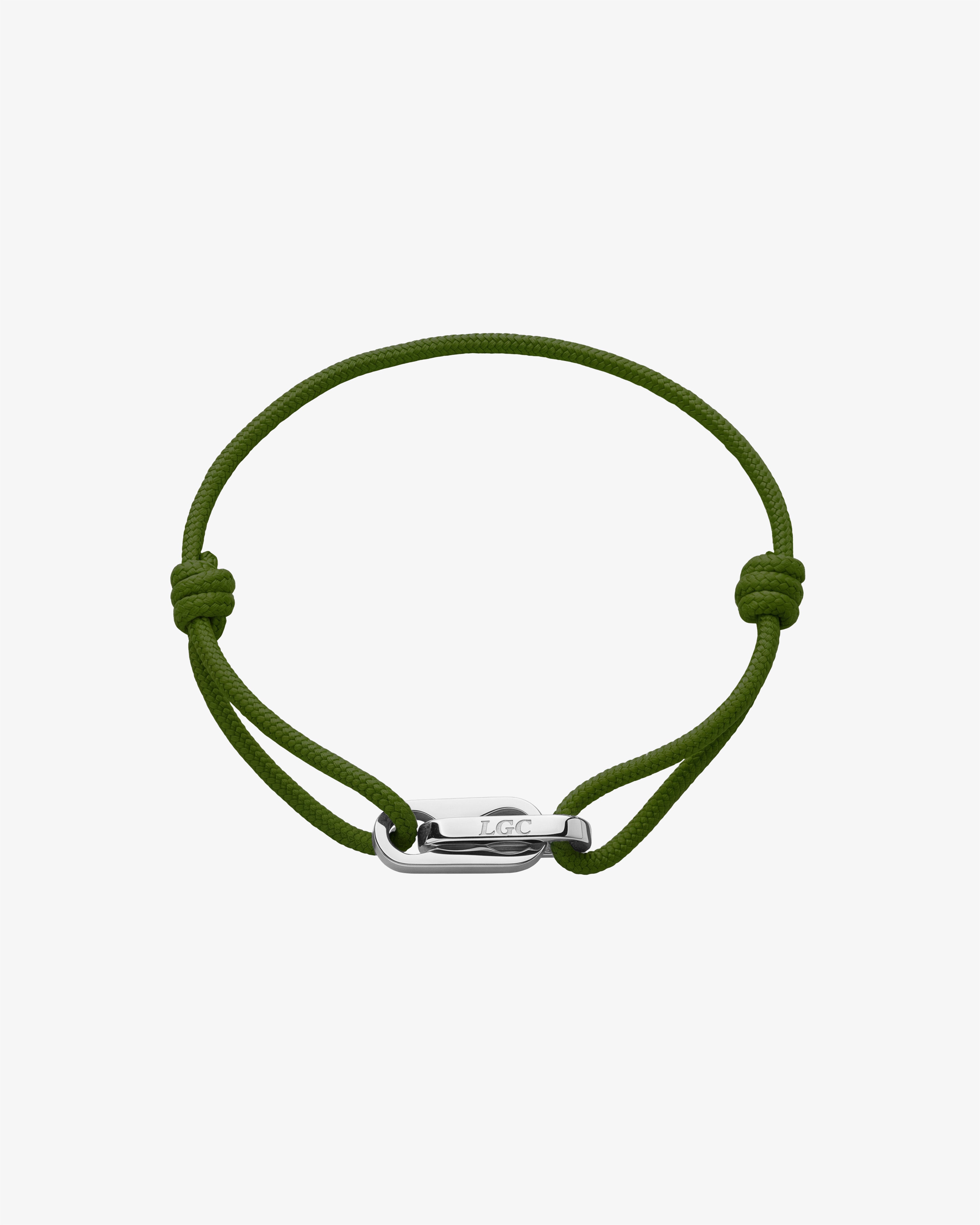 Pulsera plateada Atlantis con cordón verde oliva, nudos corredizos ajustables y cierre plateado grabado con LGC