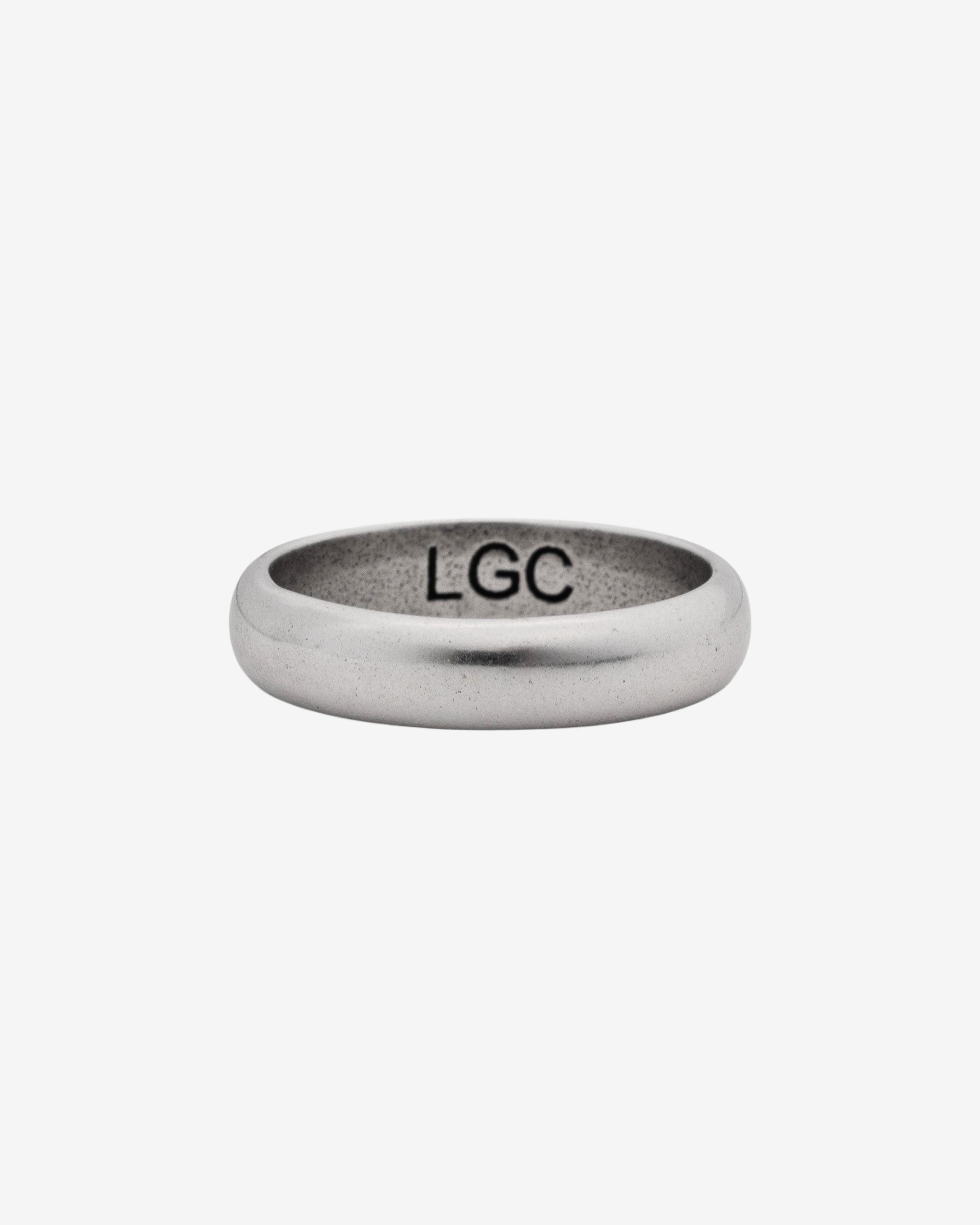 5 mm Band Silver Ring in brushed stainless steel with silver coating worn on finger