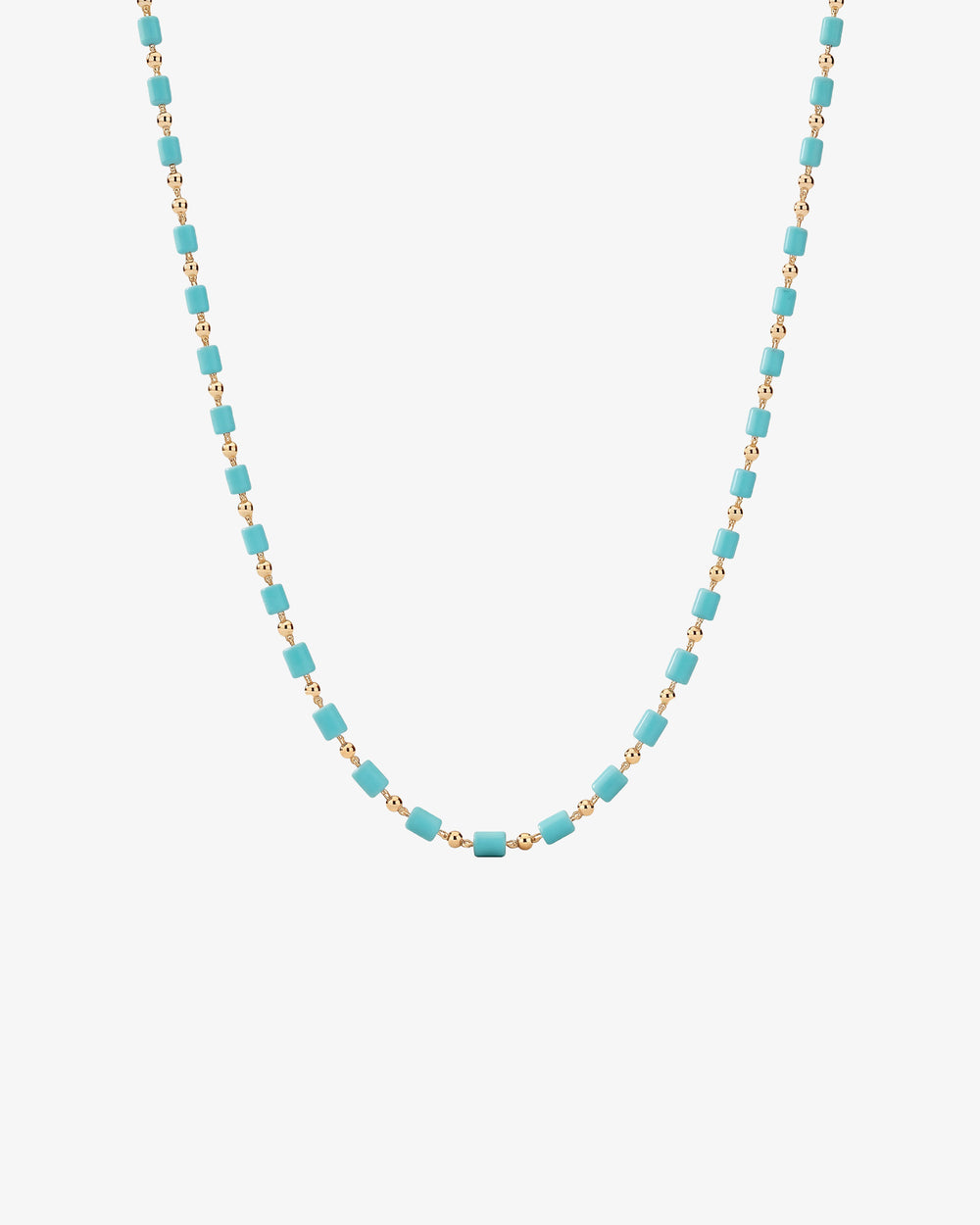 Collar de cuentas cúbicas turquesa sobre cadena de oro extendido sobre fondo blanco