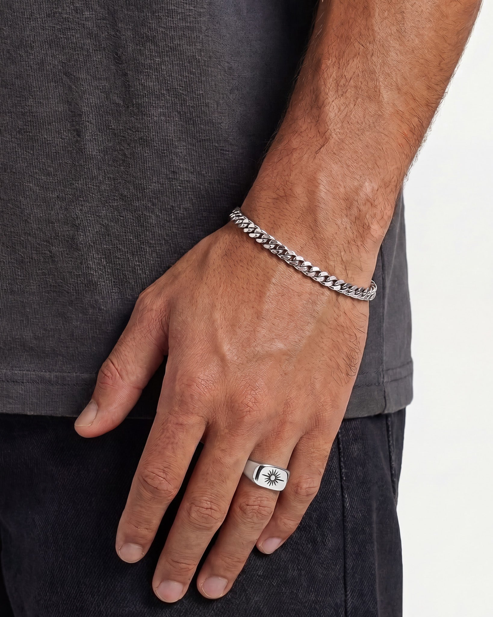 Anillo HORIZON de plata con motivo de sol radiante en el dedo