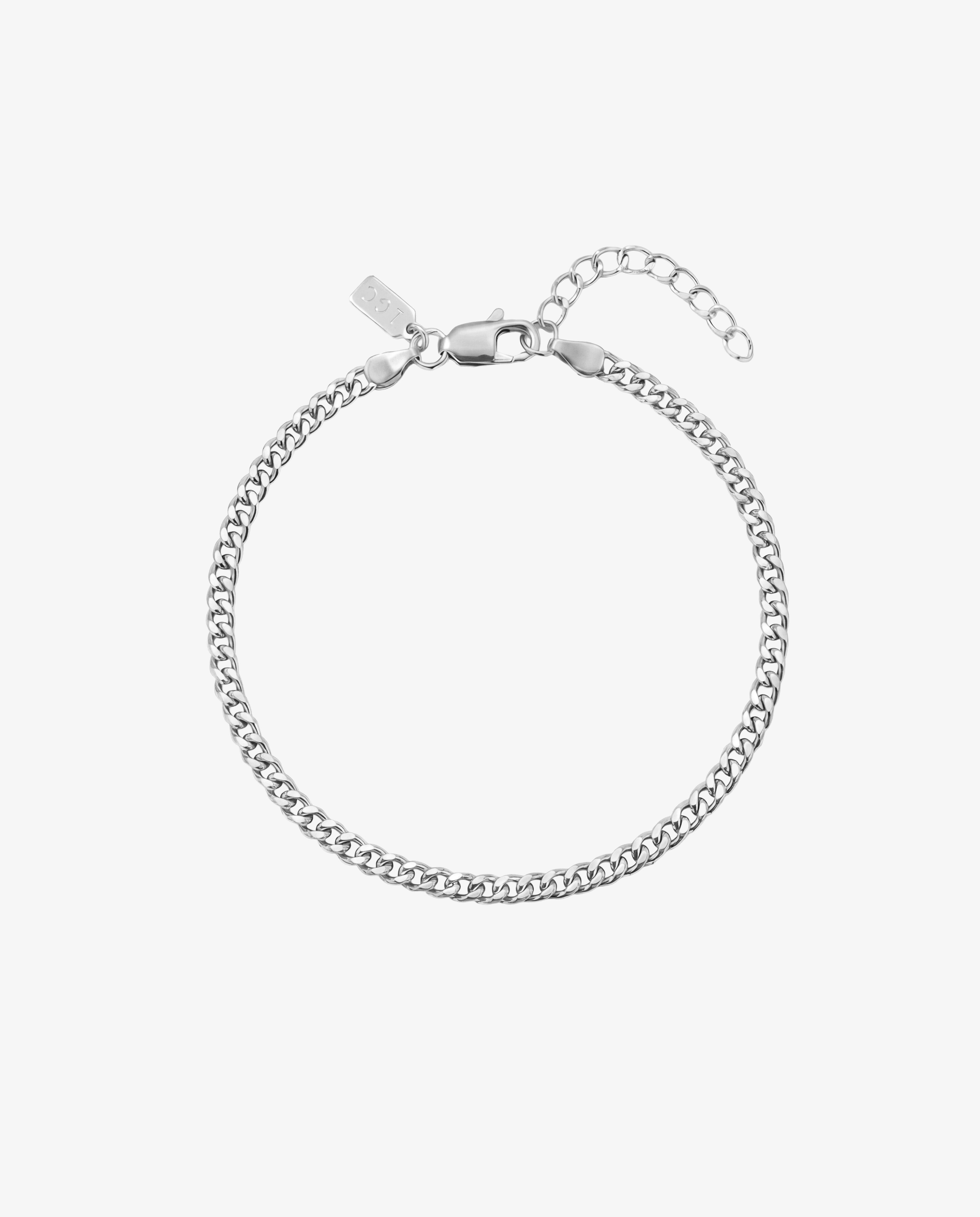Primer plano de la pulsera KUBU de plata con cierre de mosquetón y cadena extensora sobre fondo blanco