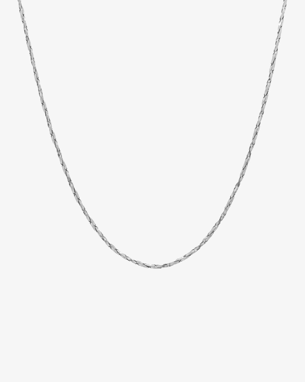 Cadena plateada LIRA con perfil minimal de eslabones planos sobre fondo blanco