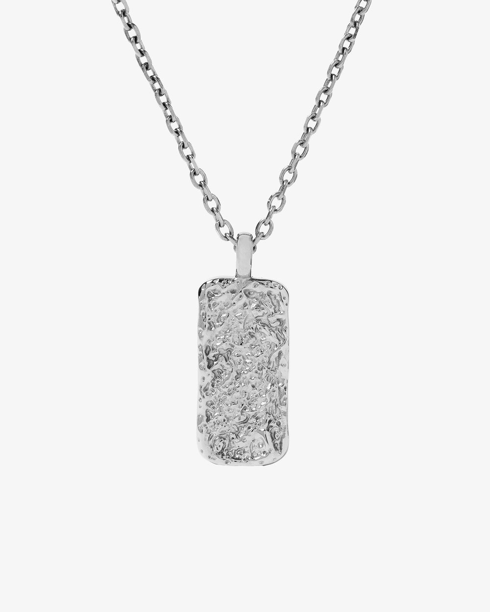 Collar plateado Moonrock con colgante rectangular martillado en cadena plateada sobre fondo blanco