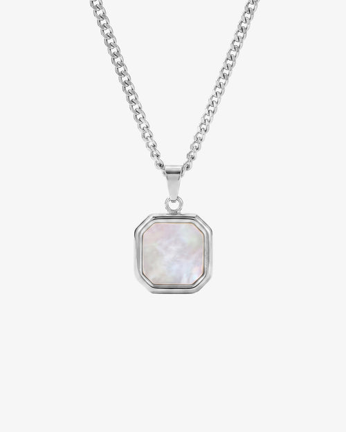 Primer plano del colgante del collar plateado NOVA con piedra de nácar iridiscente en marco geométrico plateado