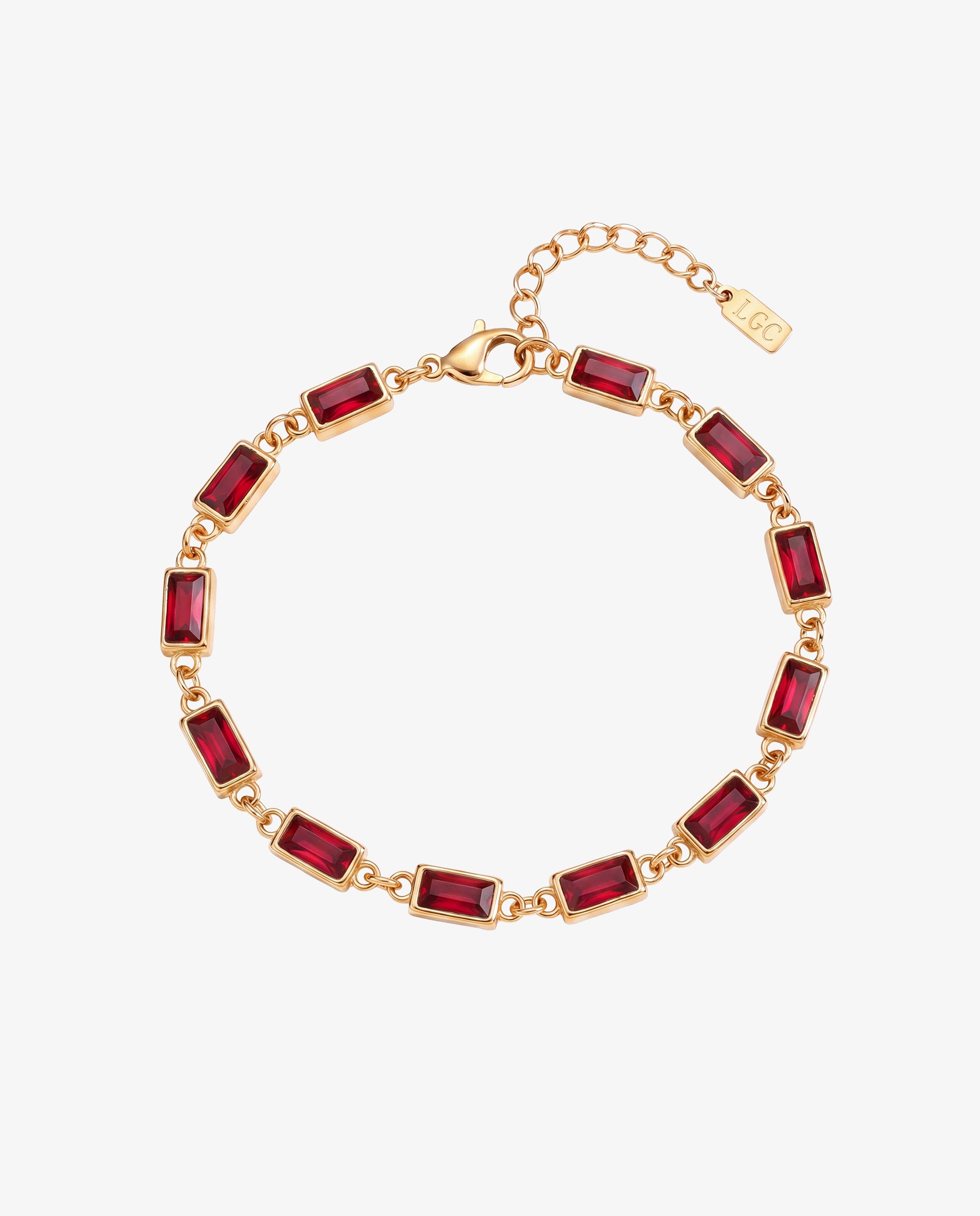 Pulsera de oro con piedras rectangulares rojas dispuestas alrededor de un soporte circular sobre fondo blanco