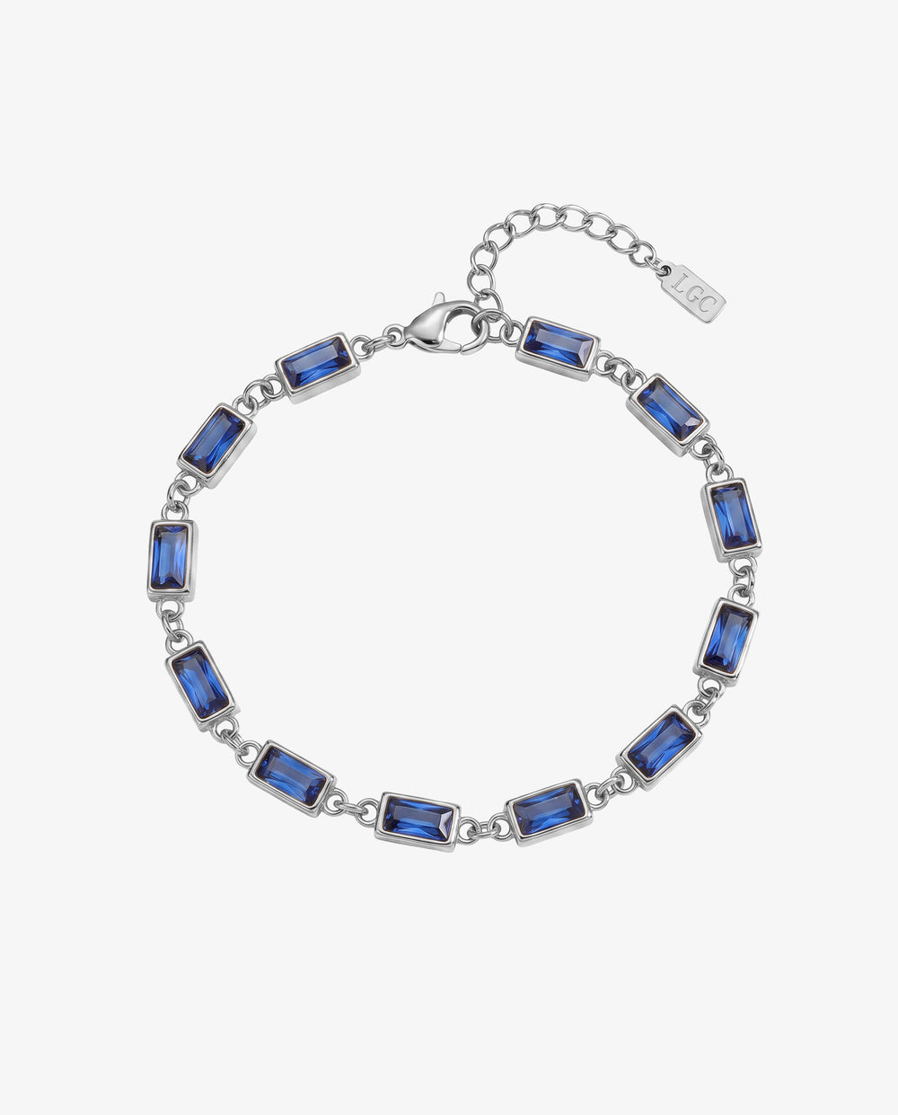 Pulsera OMEN de plata con piedras rectangulares azules en una muñeca sobre fondo claro.