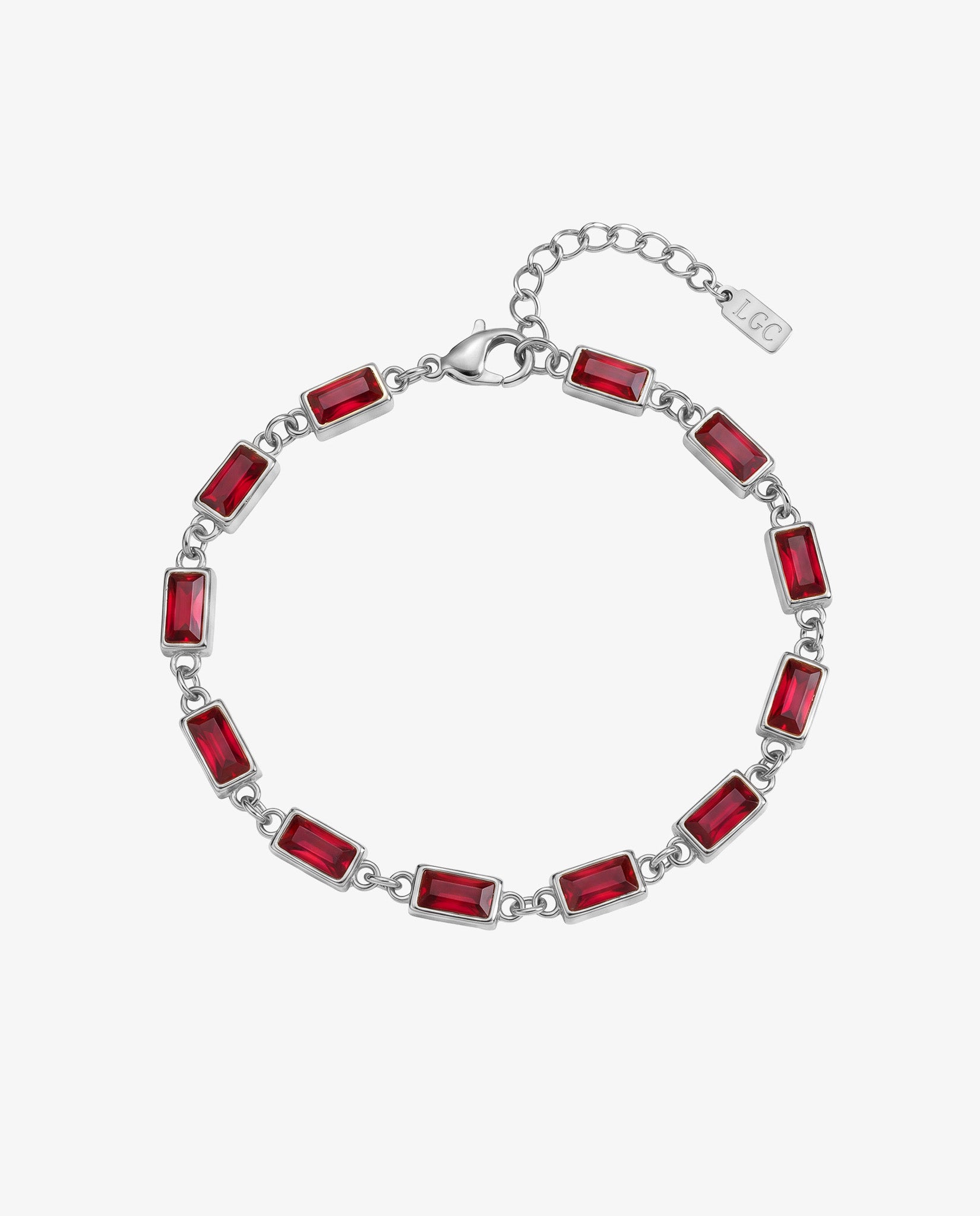 Pulsera OMEN de plata con piedras rectangulares rojas a lo largo de la cadena sobre fondo blanco