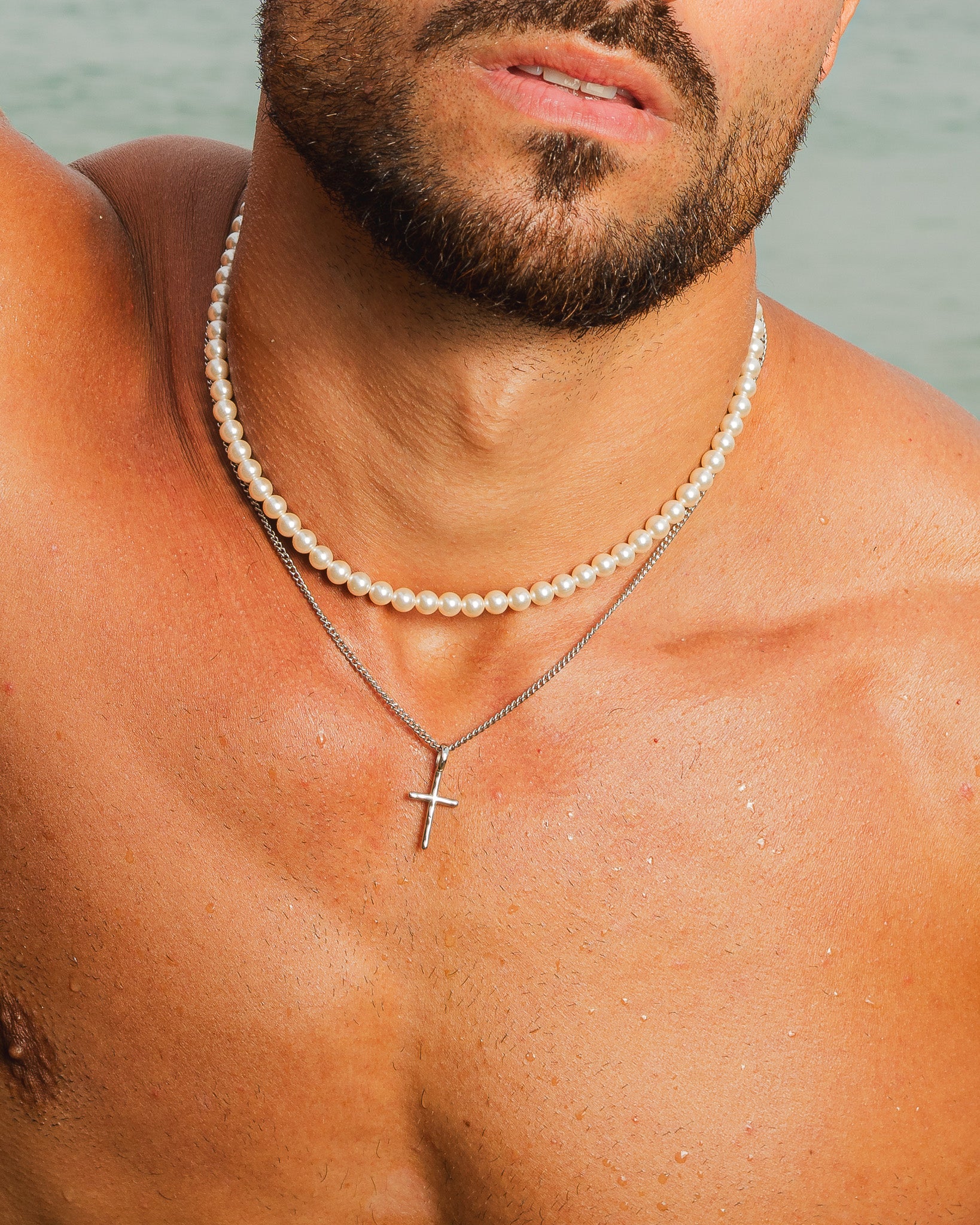 Primer plano de un hombre con el collar BELLAGIO de perlas en el cuello