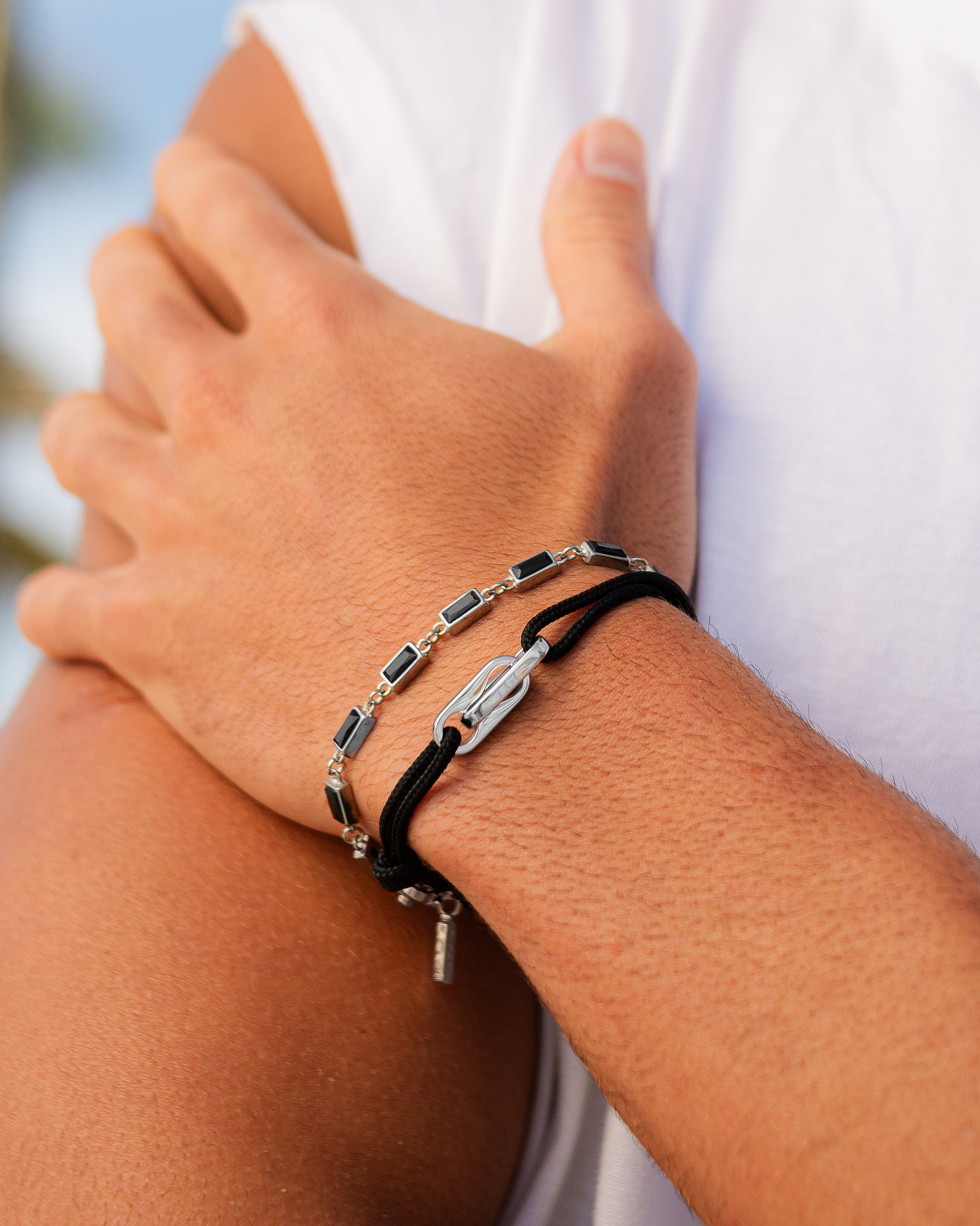 Pulsera ATLANTIS de plata con detalles rectangulares negros en la muñeca