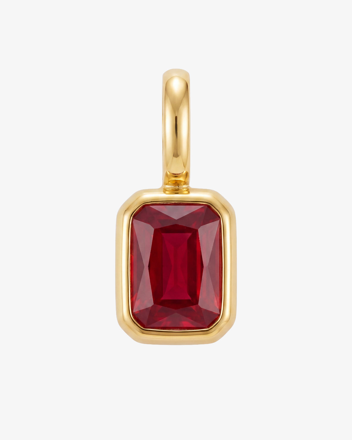 Mini Solstice Charm en dorado con una gran piedra roja engastada en un bisel cuadrado.
