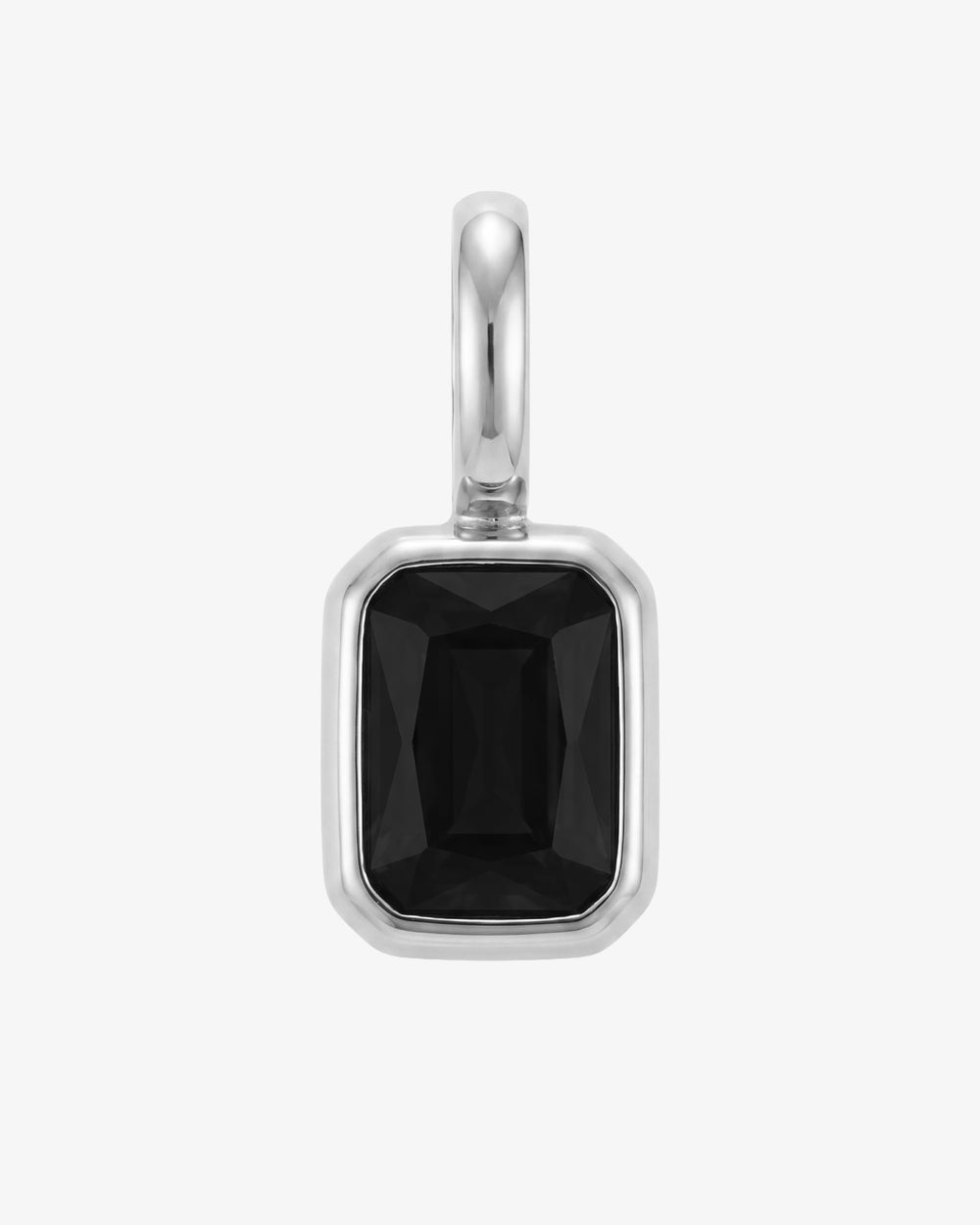 Colgante Mini Solstice Charm con una anilla plateada alta sobre una piedra negra de talla cuadrada en bisel plateado