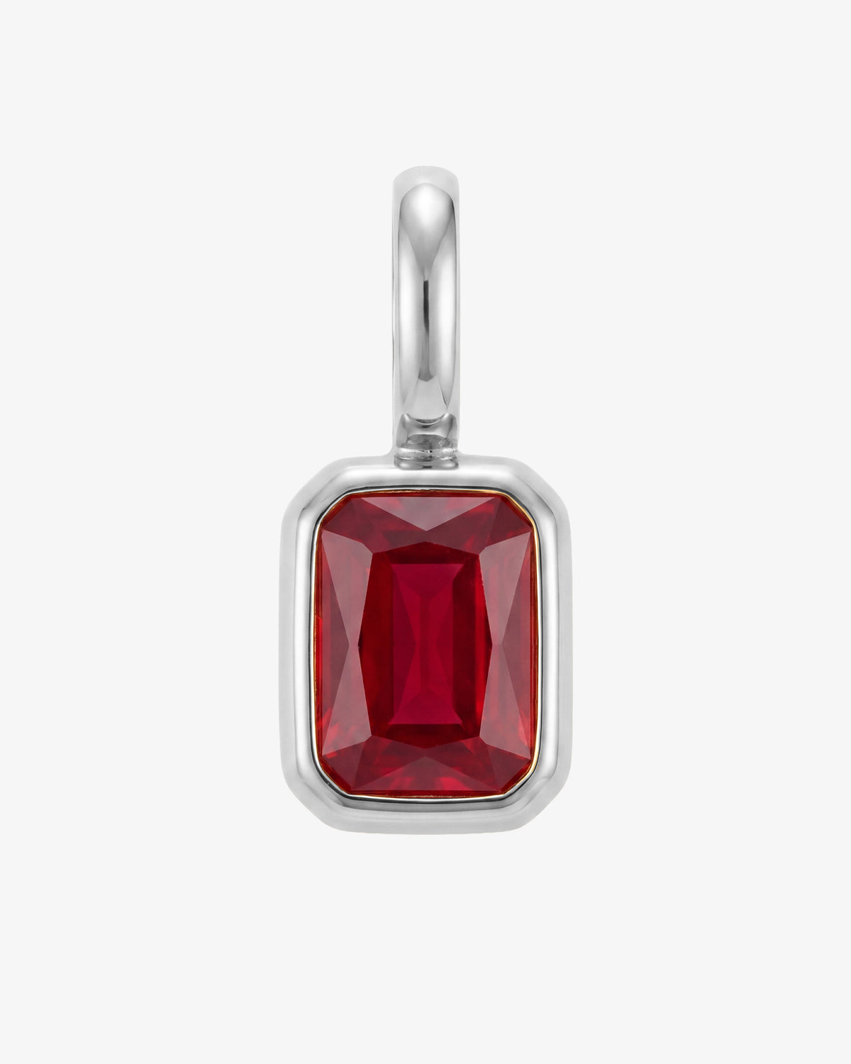 Vista frontal del Mini Solstice Charm con una piedra roja engastada en un bisel dorado y anilla pulida.