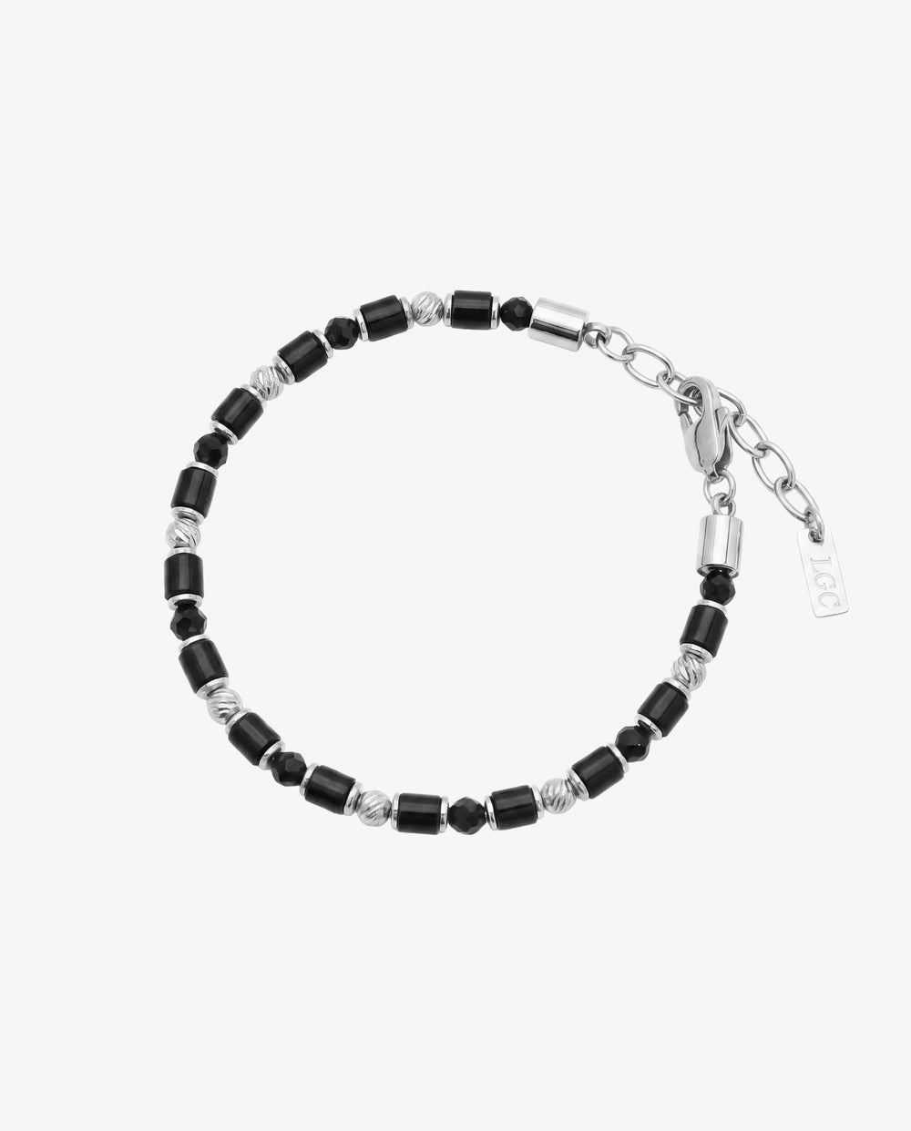 Pulsera de cuentas de ágata negra con separadores y cierre plateados sobre fondo claro