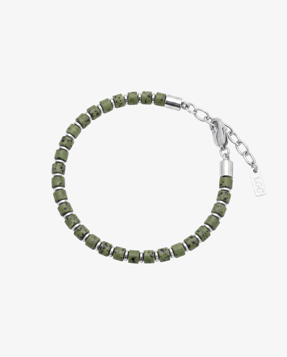 Pulsera de piedra de lava verde con pequeños separadores de plata en la muñeca de un hombre.
