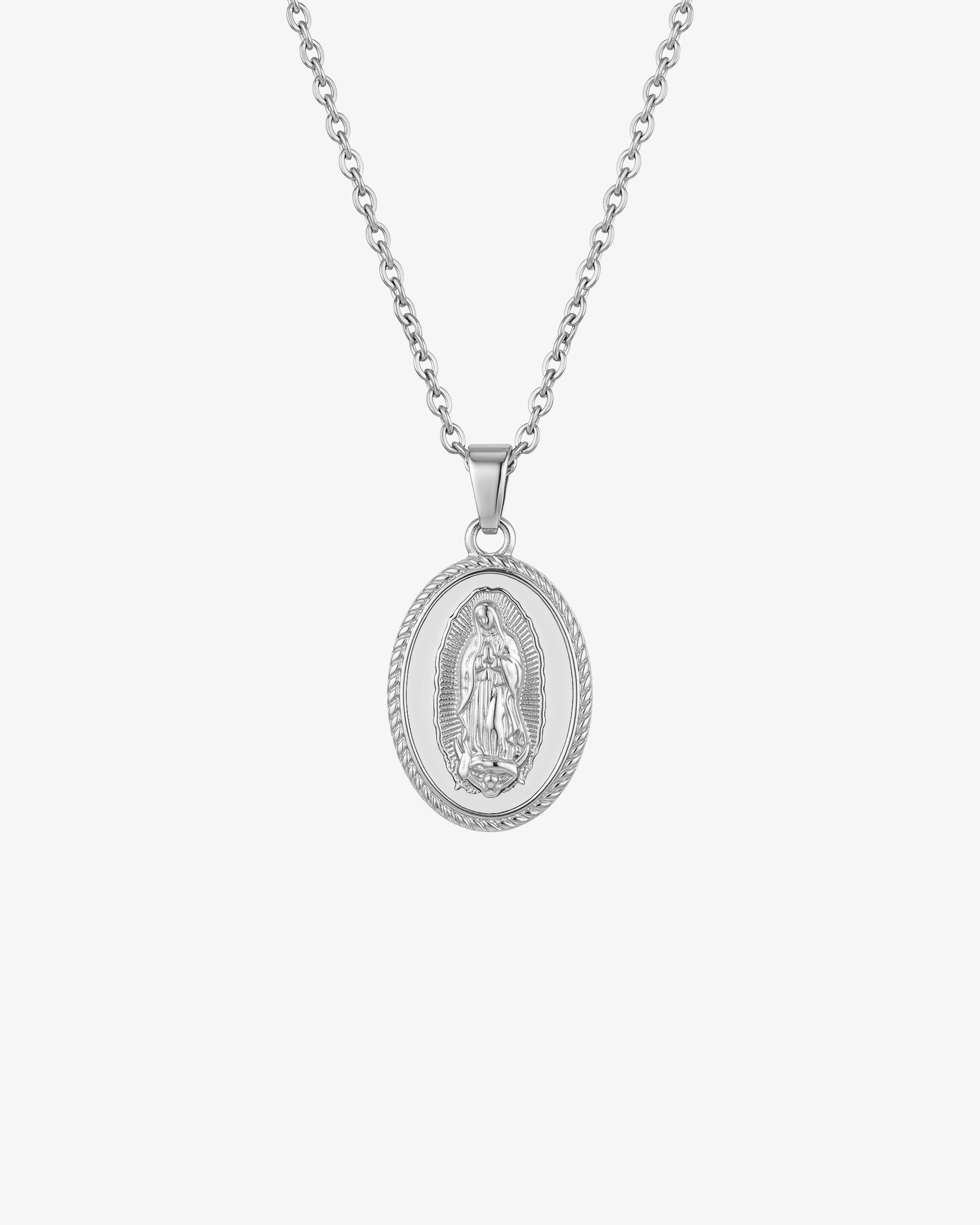 Collar de cadena plateada con colgante ovalado de la Virgen sobre esmalte blanco.